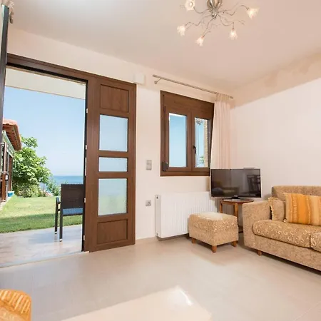 Efi's & Regina's Sea View דירה
