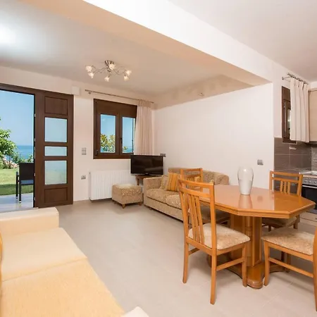Efi's & Regina's Sea View דירה