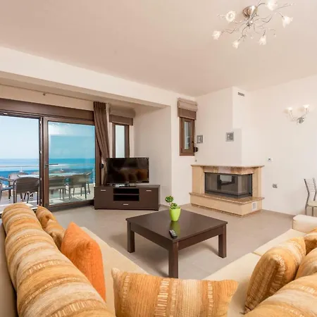 Efi's & Regina's Sea View קואינירה