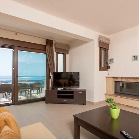 Efi's & Regina's Sea View דירה קואינירה